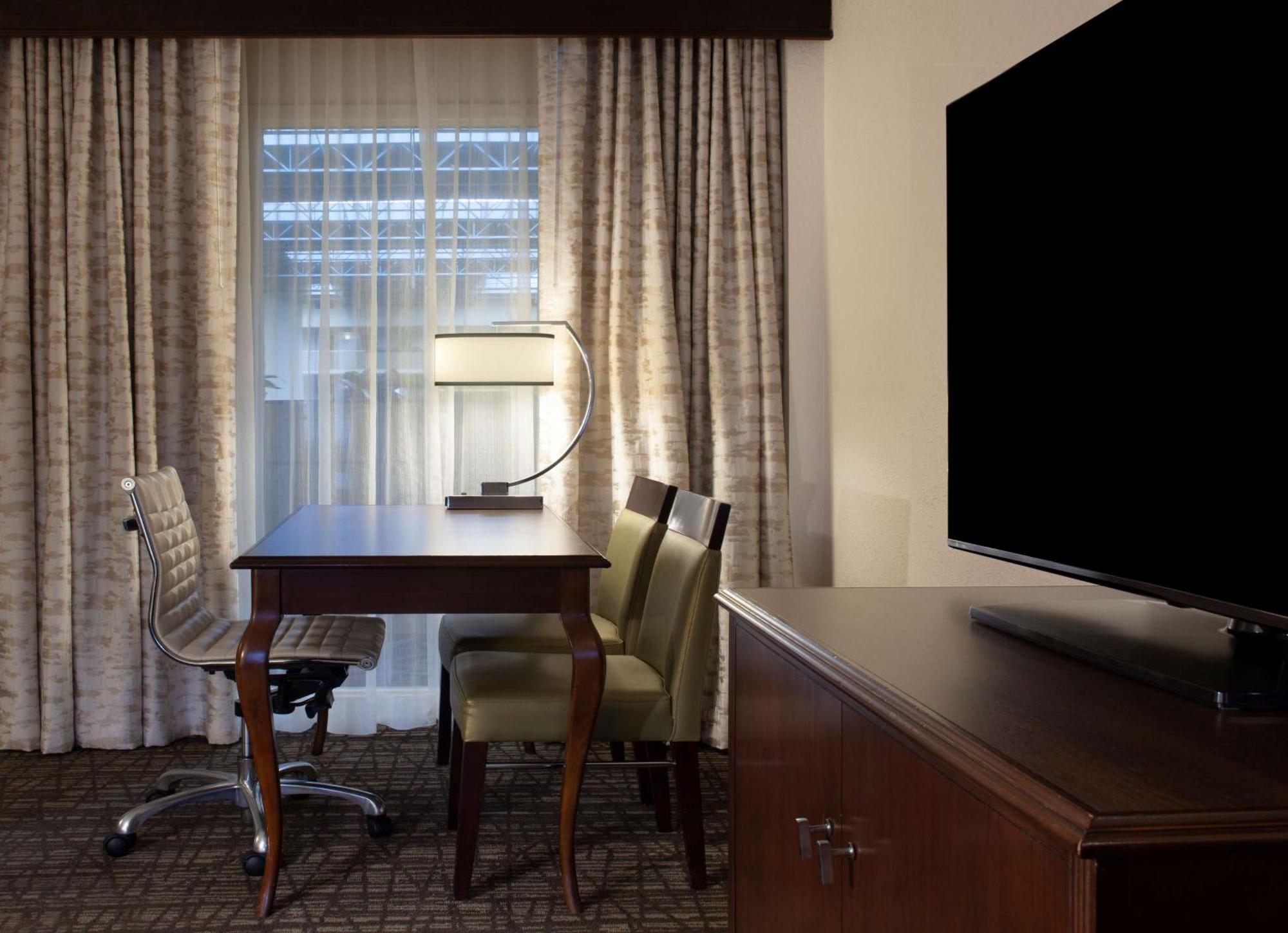 Embassy Suites By Hilton Philadelphia Airport Exterior foto