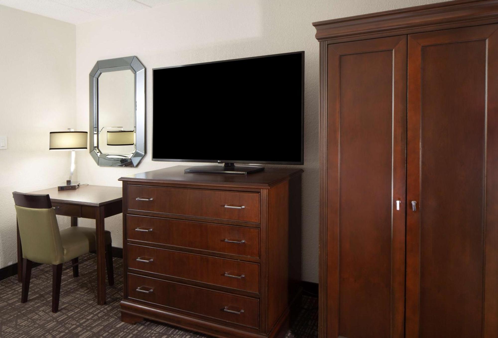 Embassy Suites By Hilton Philadelphia Airport Exterior foto